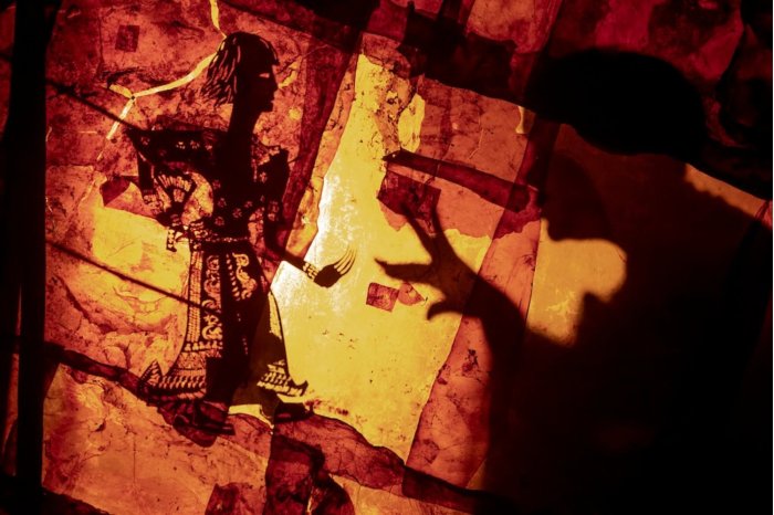 In Shadows (Dalam Bayang-Bayang)